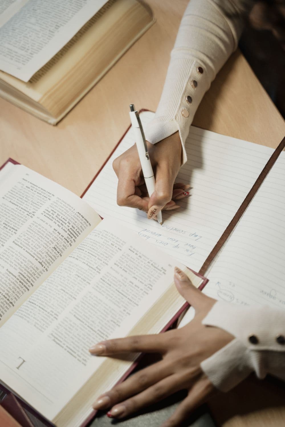 Livros e anotações de estudo.